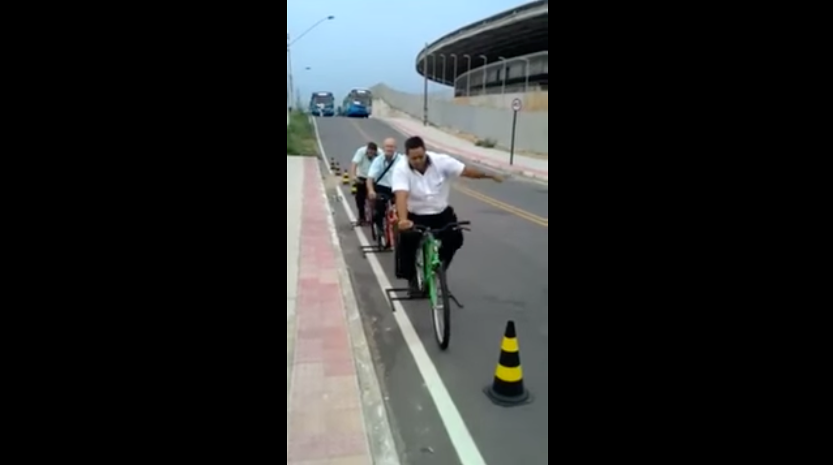 VIDEO: miks paneb Brasiilia oma bussijuhid tee äärde ratastega sõitma? 